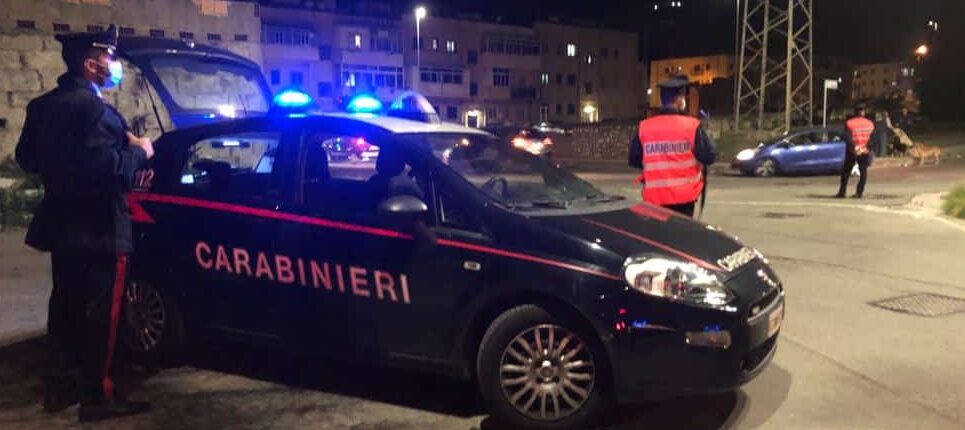Non si ferma all’alt dei carabinieri e fugge via, 26enne sotto effetto di droga finisce in manette