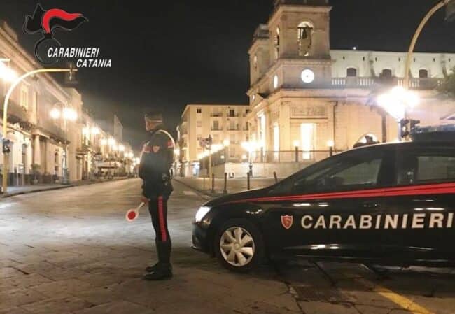 Blitz in una abitazione del Catanese, 17 denunciati per bisca clandestina: sequestrati contanti e droga
