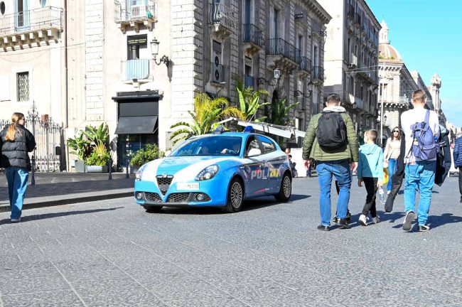 Catania, due stranieri inseguono e catturano un ladro e lo consegnano alla Polizia