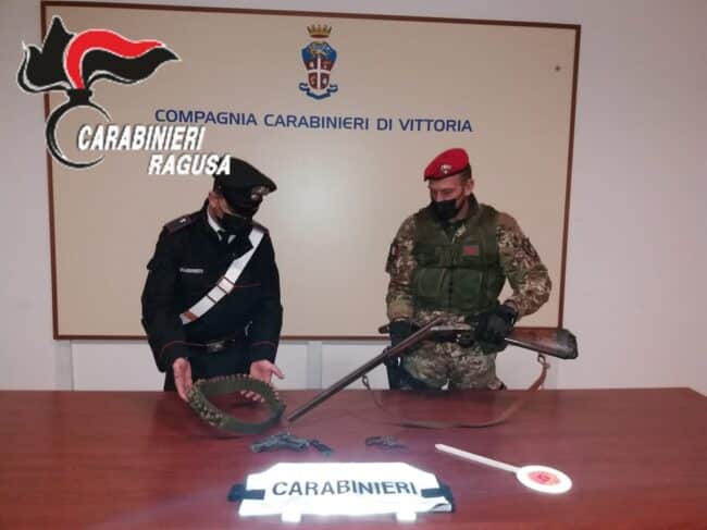 Armi e munizioni in un casolare di Vittoria, in manette un 61enne