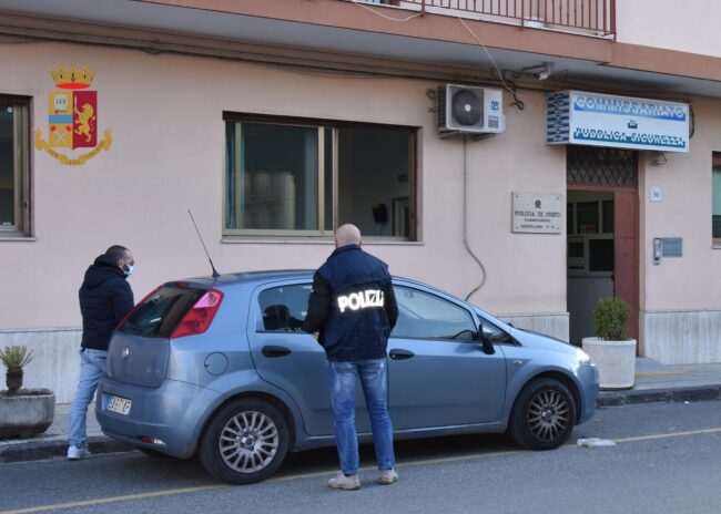 Incendiano l’auto di un agente del carcere perché gli ha fatto perdere i benefici, due 20enni arrestati