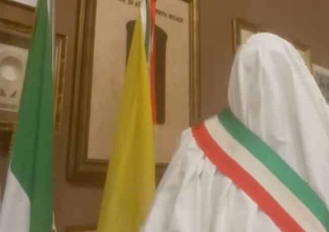 “Per lo Stato non esistiamo”, sindaco dell’Agrigentino travestito da fantasma per protesta