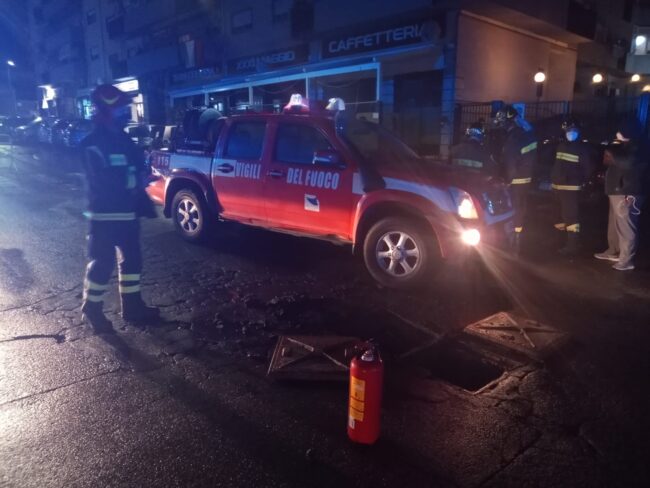 Catania, paura in via XXXI maggio: esce fumo dal tombino, decine di famiglie senza corrente – FOTO