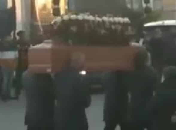 Vittoria, lacrime ai funerali di Andrea Palacino: bara accompagnata dal suono dei clacson dei colleghi – VIDEO