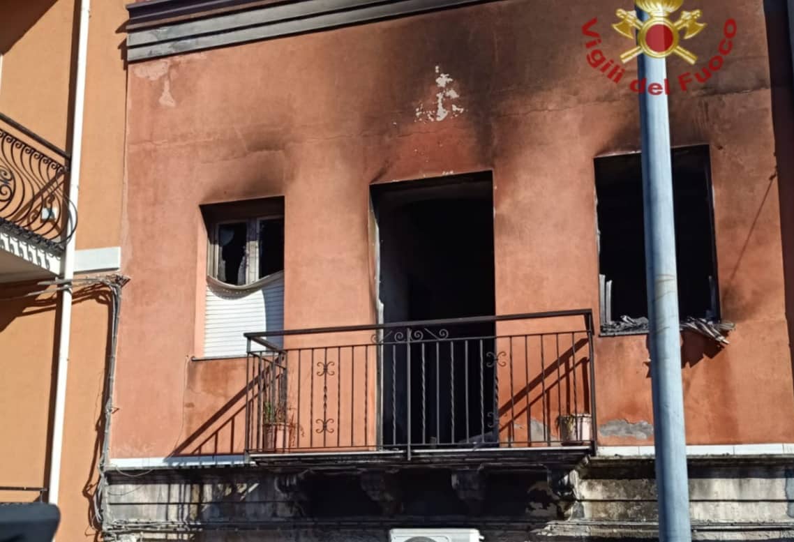 Abitazione a fuoco in via Roma, proprietario sviene tra le fiamme e viene salvato dai vicini di casa