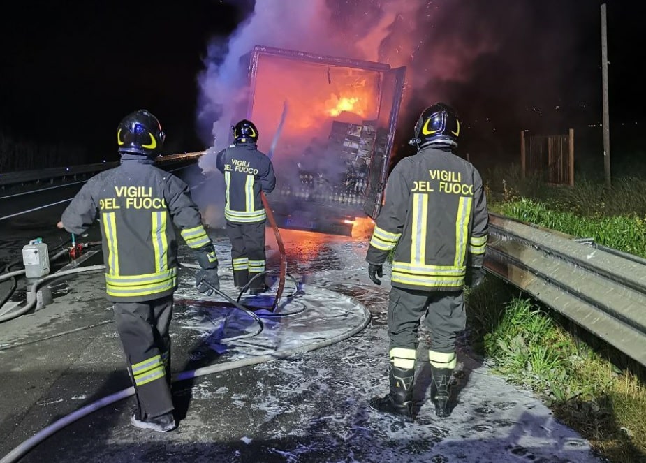 Paura sulla SS 417, furgone in fiamme all’altezza di Palagonia: incendio spento dai vigili del fuoco