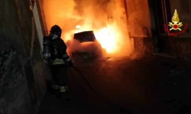 Terrore in via Asmara, fiamme distruggono auto e minacciano case: intervento dei vigili del fuoco – VIDEO