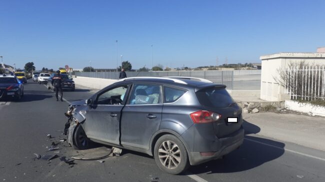 Incidente stradale lungo la SS 115, ferito conducente di una Ford C-Max: traffico interrotto