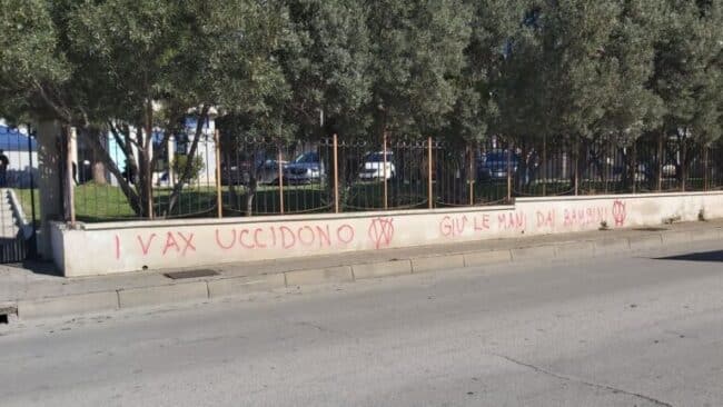 “I vax uccidono” e “giù le mani dai bambini”, scritte deliranti all’hub del Palacongressi: indagini in corso