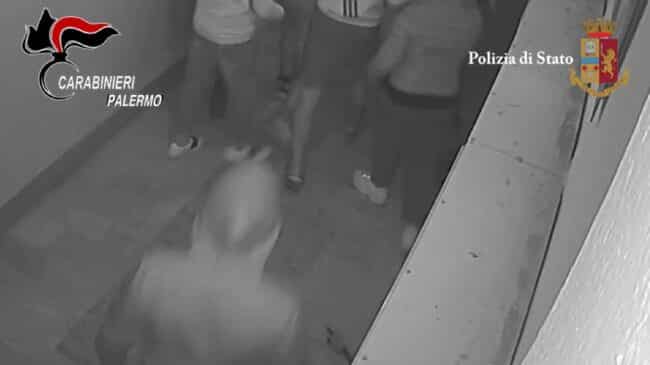 Picchiavano e rapinavano in pieno centro città: arrestati dieci componenti di una baby gang – VIDEO
