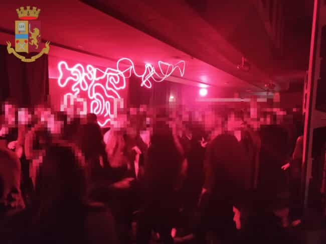 Chiusa una nota discoteca di Catania: aperta, serata danzante in corso e soggetti assembrati