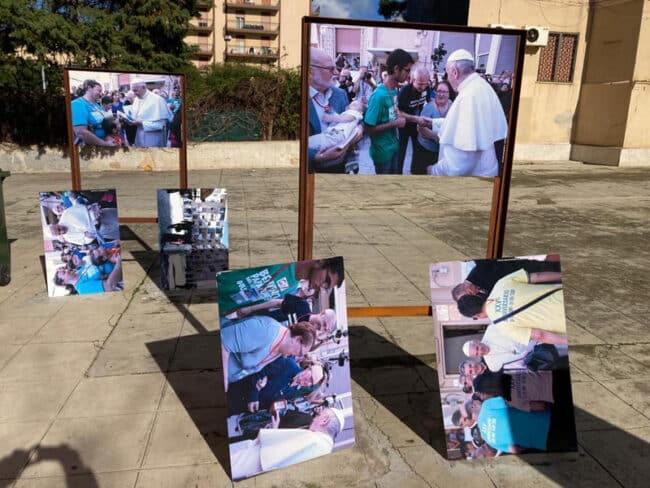 Raid vandalico al centro Padre Nostro, sfregiate le foto della visita di Papa Francesco: interviene Orlando