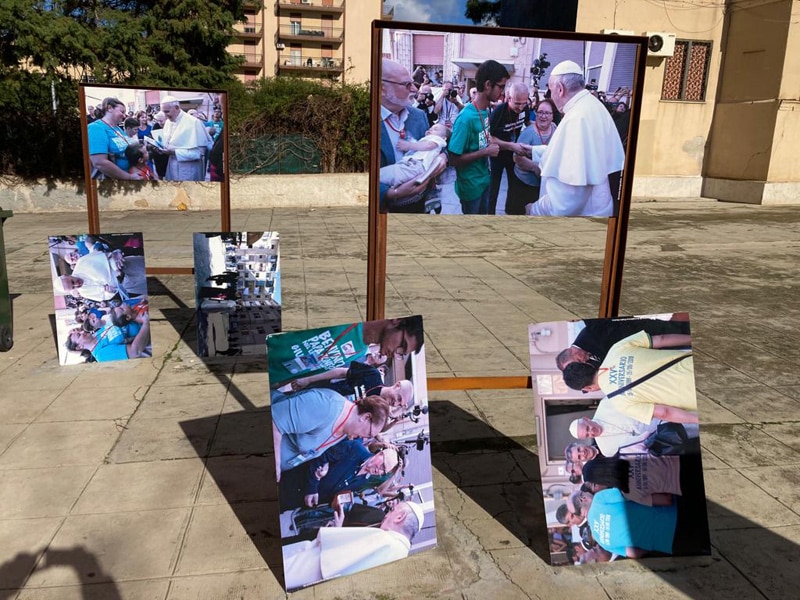 Raid vandalico al centro Padre Nostro, danneggiati pannelli con le foto della visita del Papa