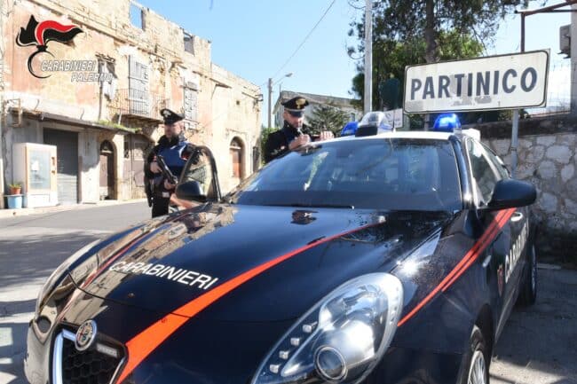 Ruba due scooter e tenta “cavallo di ritorno”, 17enne arrestato dai carabinieri