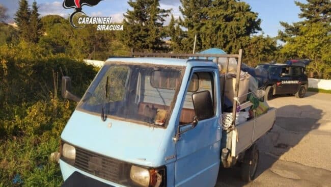 Trasportava rifiuti speciali sull’apecar ma era senza patente e assicurazione: beccato dai carabinieri