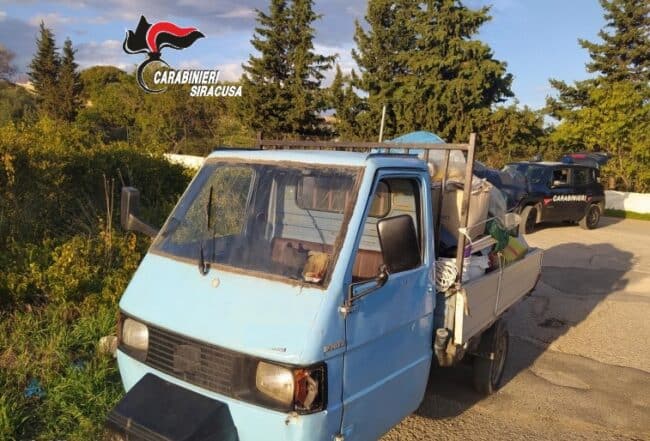 Apecar carica di rifiuti, fermato un pregiudicato nel Siracusano