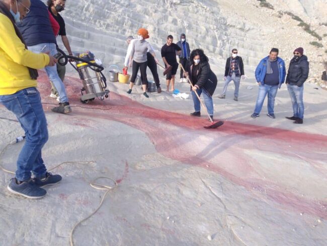 Ripulita Scala dei turchi sporcata dai vandali, il commento di Musumeci: “Ringrazio tutti per il generoso atto”