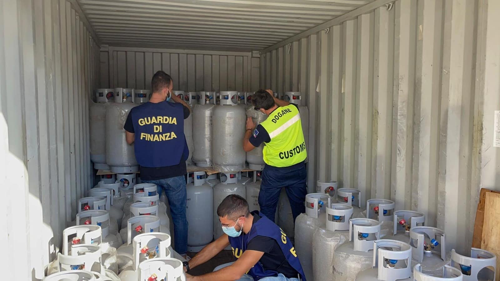 Palermo, sequestrate oltre 5,5 tonnellate di gas in bombola: stipate in 2 container – Le FOTO