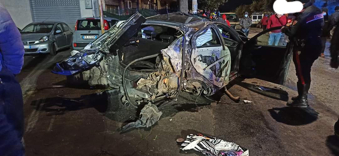 Terribile incidente nel Catanese, giovane in auto finisce contro albero e veicoli posteggiati – Le FOTO