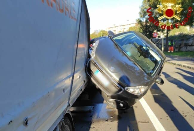 Incidente al Policlinico di Catania, automobilista abbagliato dal sole urta un altro mezzo – FOTO