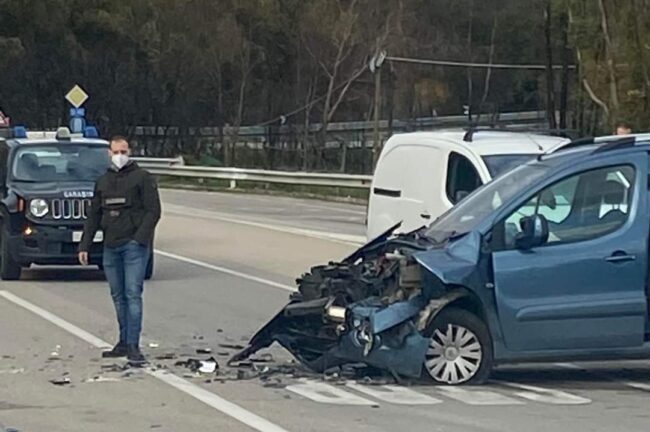 Incidente stradale sulla SS 561, tre le auto coinvolte: feriti i conducenti – LE FOTO