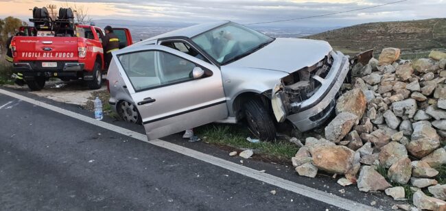 Incidente lungo la SS 115, feriti due coniugi: auto distrutta, indagini in corso – FOTO