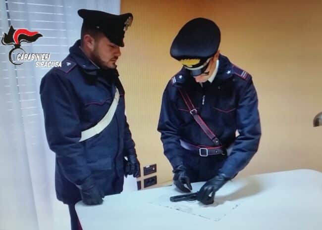 Revolver nel comodino della camera da letto, in manette 36enne del Siracusano
