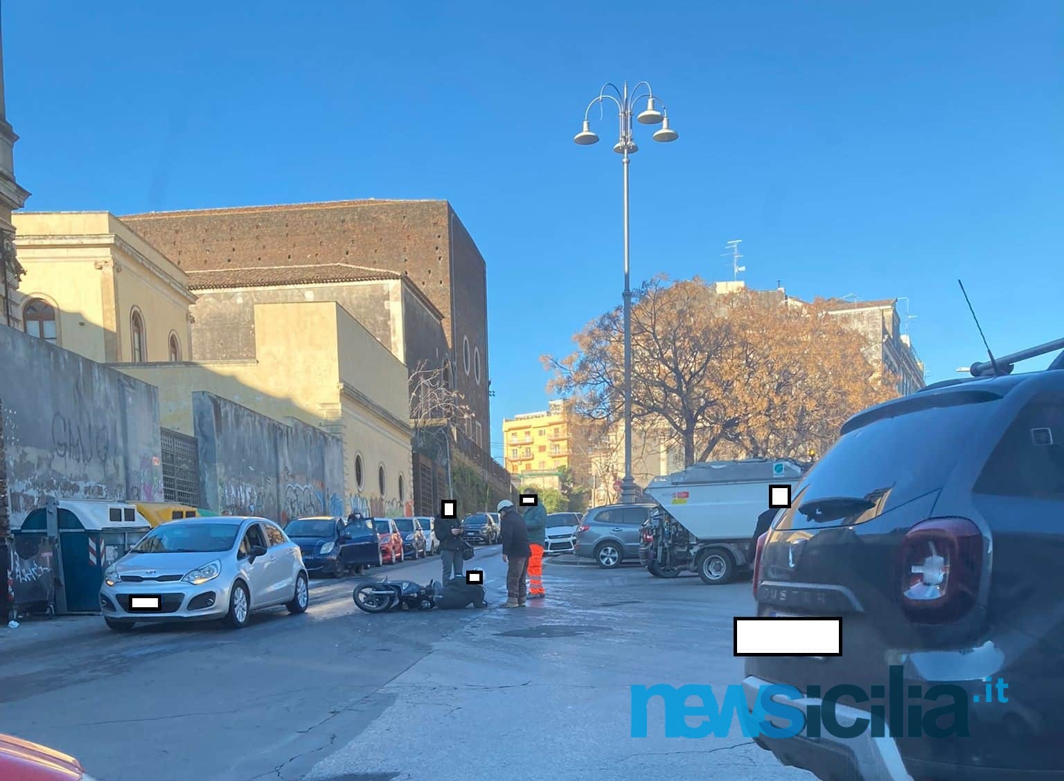 Catania, paura davanti allo “Spedalieri”: due motorini a terra e ragazzi in attesa di soccorsi – FOTO