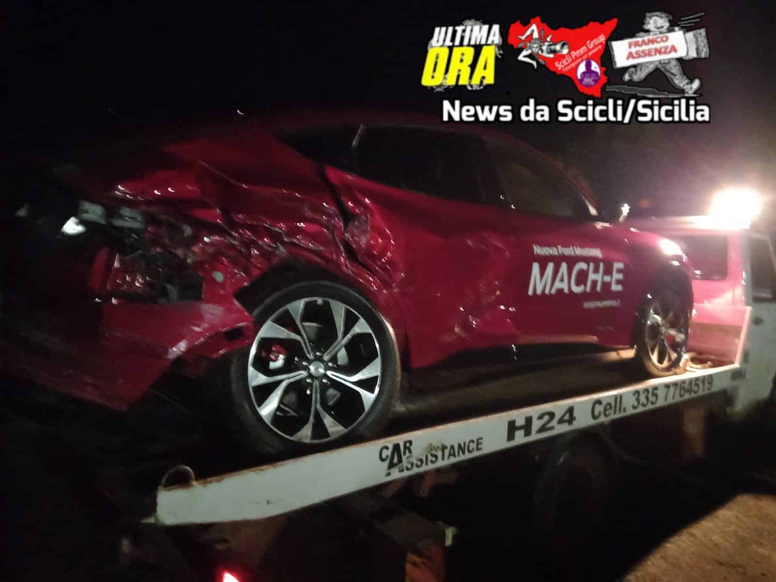 Incidente nel Ragusano, veicolo Enel impatta contro vetture in sosta – Le FOTO