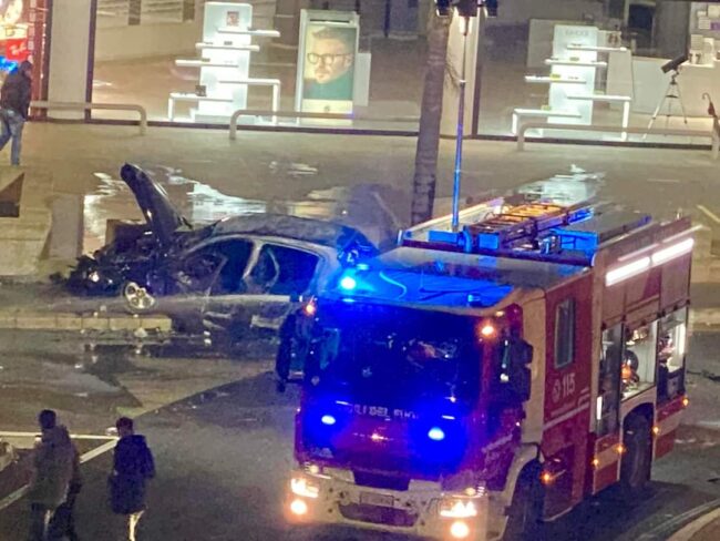 Paura in viale delle Americhe, auto finisce contro muro e prende fuoco: occupanti “miracolati”