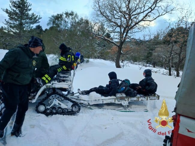 Si avventurano sull’Etna ma la bufera di neve li blocca, due giovani soccorsi dai vigili del fuoco