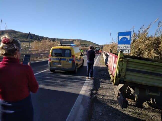 Violento scontro frontale, strada chiusa: un ferito al Cannizzaro in gravissime condizioni – Le FOTO