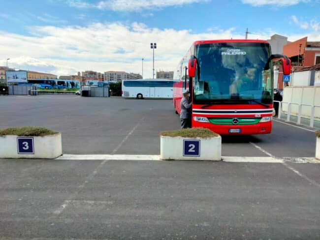 Catania, altruismo alla stazione centrale: giovane perde il portafoglio e l’autista lo aiuta