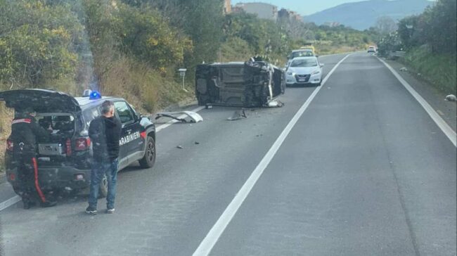 Incidente lungo la Strada Statale 194: auto ribaltata, detriti sull’asfalto e traffico interrotto