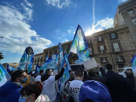 “Non scioperiamo per creare disagio ma per risolverlo”: a Palermo gli infermieri scendono in piazza