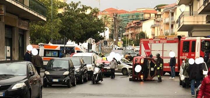 Incidente ad Acireale, auto cappottata: vigili del fuoco e 118 sul posto