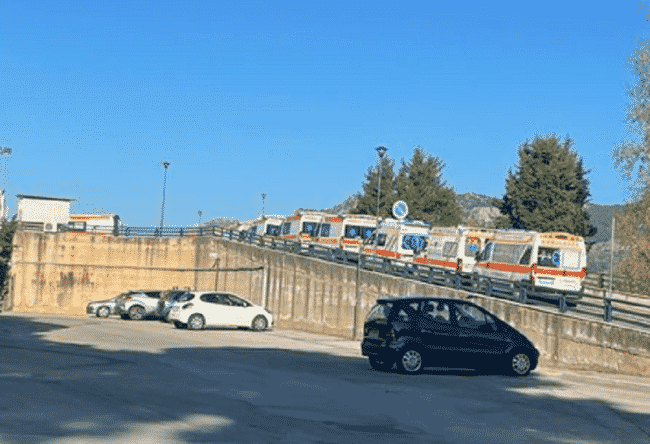 Covid Sicilia, ancora ambulanze in coda: continua il caos all’ospedale “Cervello”