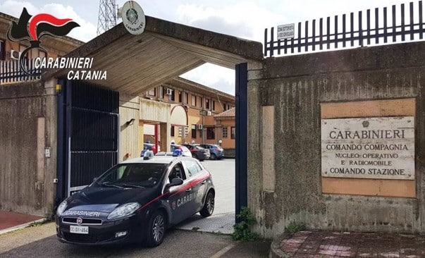 Catania, l’incidente e la corsa al Pronto Soccorso del Policlinico: prima lo aiuta e poi gli ruba l’auto