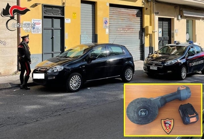 Ladro di marmitte continua a “lavorare” davanti ai carabinieri: arrestato 31enne nel Catanese