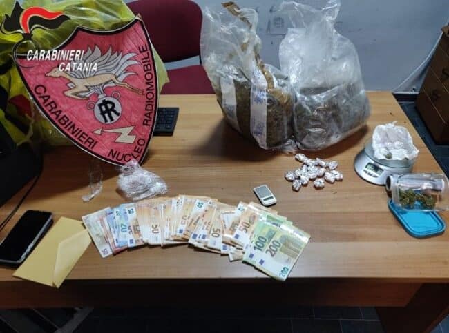 Catania, giovane pusher nascondeva la droga nei peluches di casa: 18enne ai domiciliari
