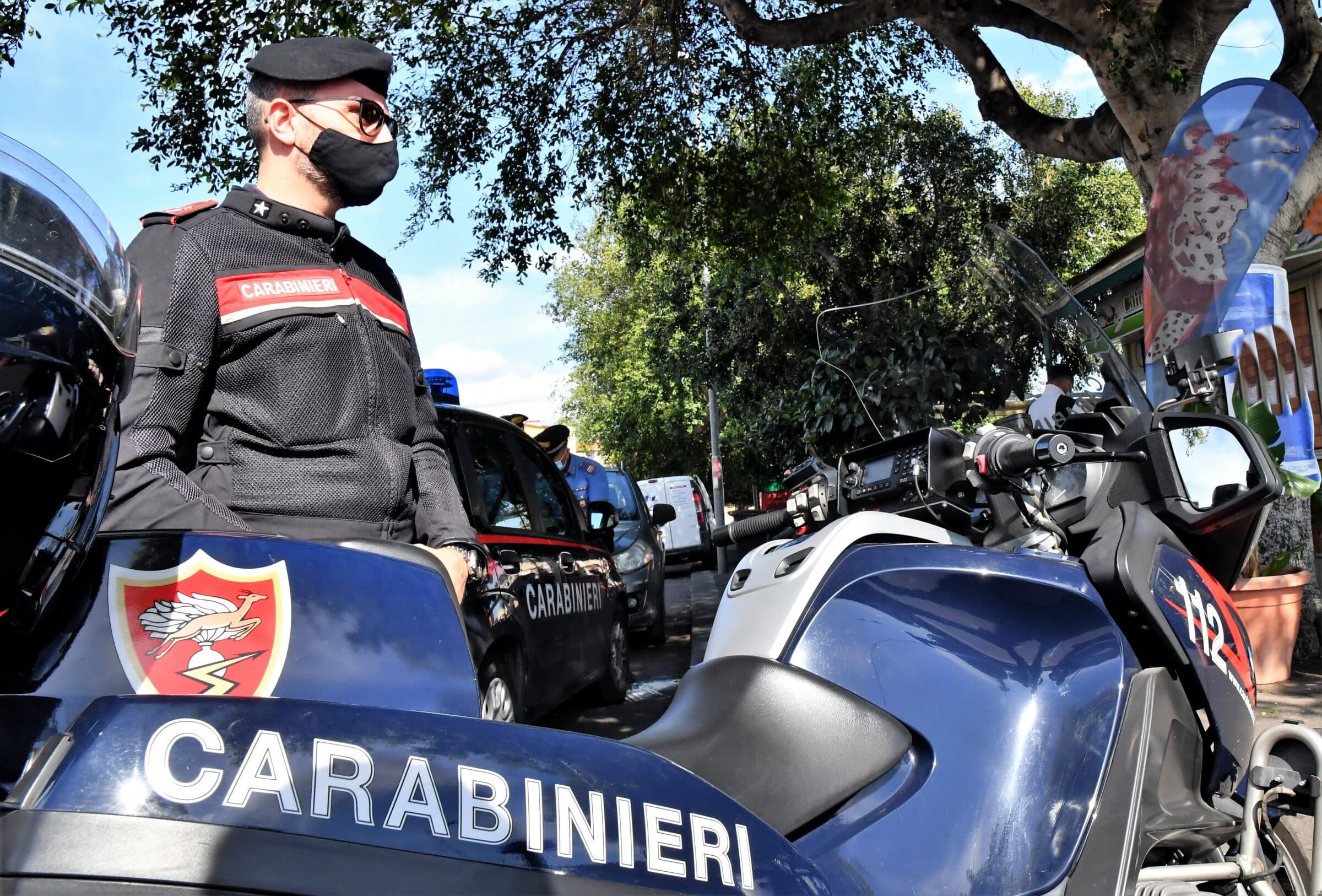 Maltratta e minaccia la madre per soldi, la donna chiede aiuto ai carabinieri: 42enne in manette