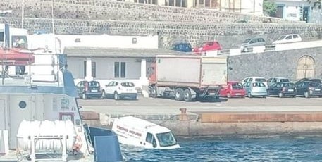Posteggia ma dimentica il freno a mano, furgone finisce in mare: recupero in corso