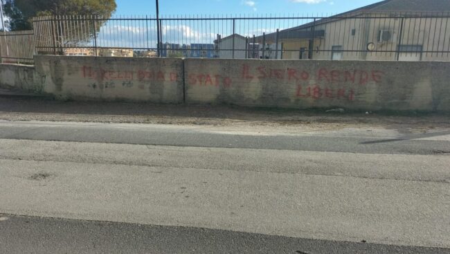 Scritta offensiva contro medico hub vaccinale. Il sindaco: “Ingrato chi ha imbrattato quel muro”