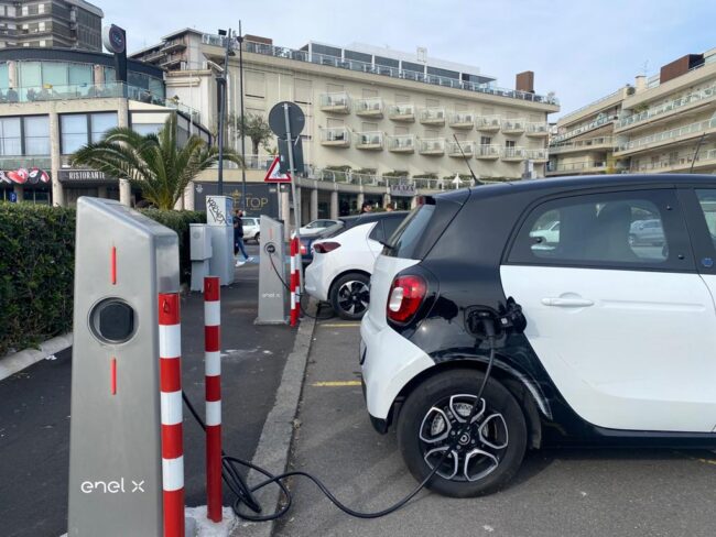 Catania sempre più “green”, l’autoparco si rinnova con 150 mezzi elettrici. Parisi: “Operazione fondamentale”