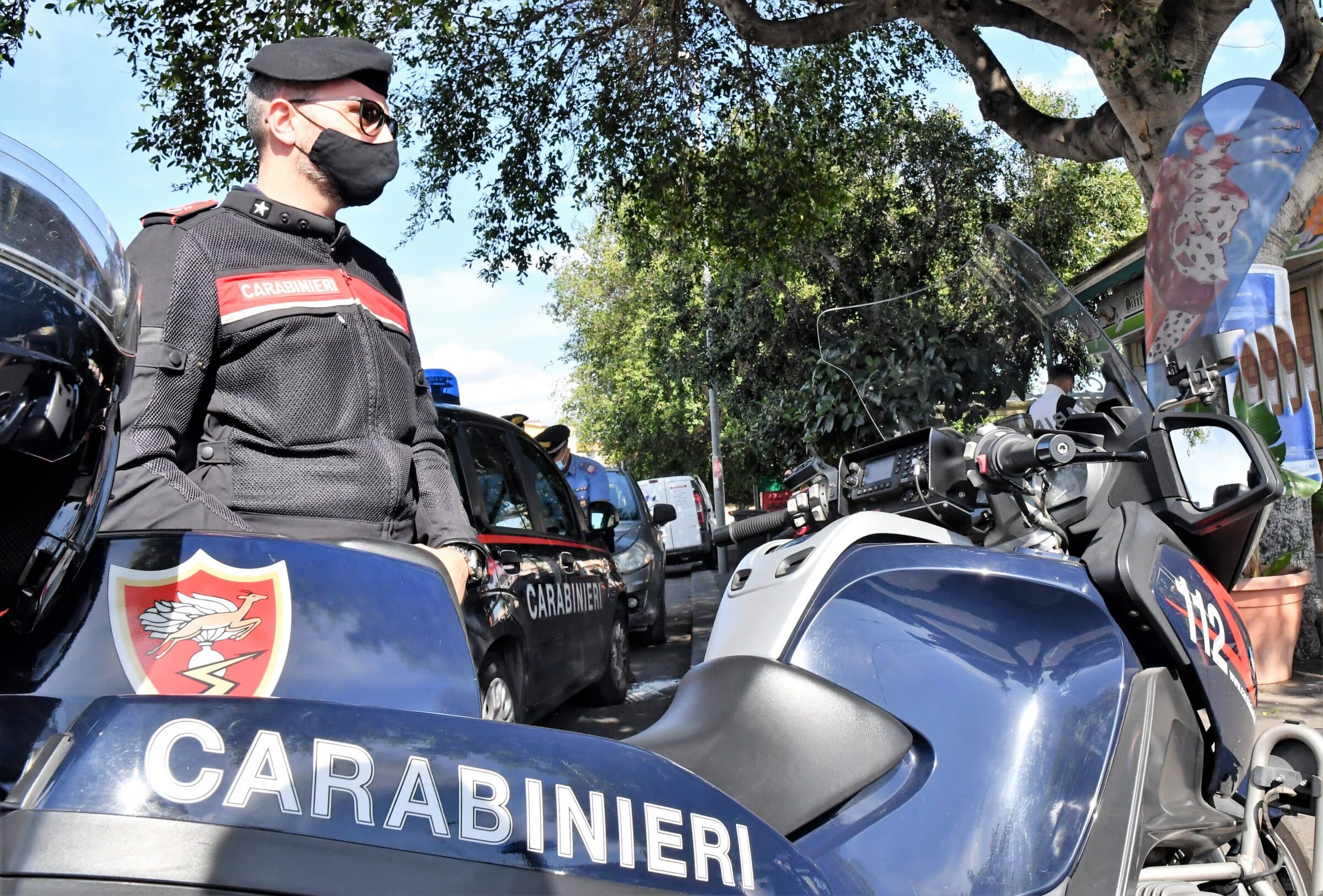 Catania, 19enne fermato alla guida senza patente: ai carabinieri fornisce false generalità