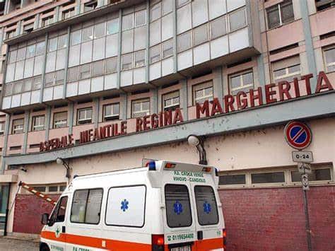 Tragedia in via Milano, bimba di 3 anni precipita dal quarto piano e muore in ospedale