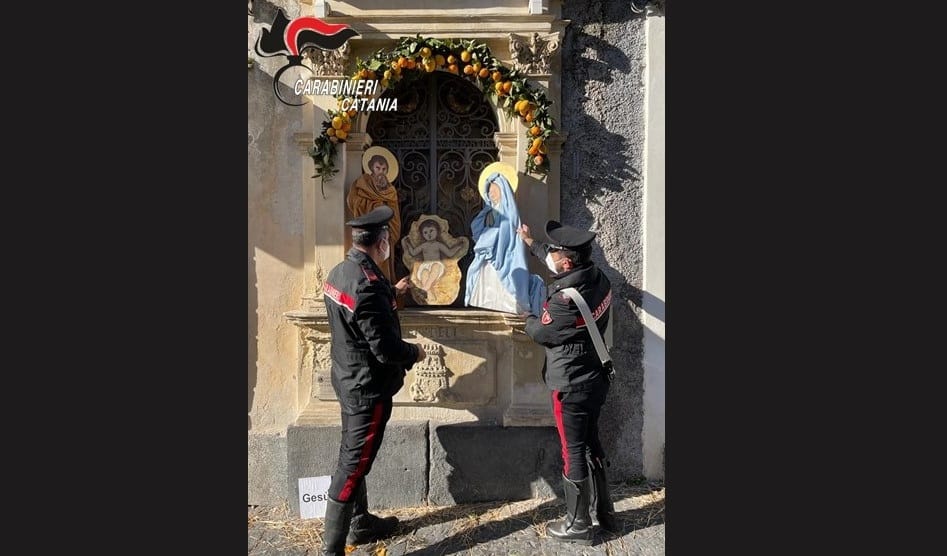 Furto in chiesa a Paternò, ladro fa “piazza pulita” delle sagome di un presepe: denunciato