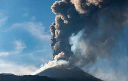 Etna, dalla Regione altri 6 milioni circa ai Comuni per la rimozione della cenere vulcanica