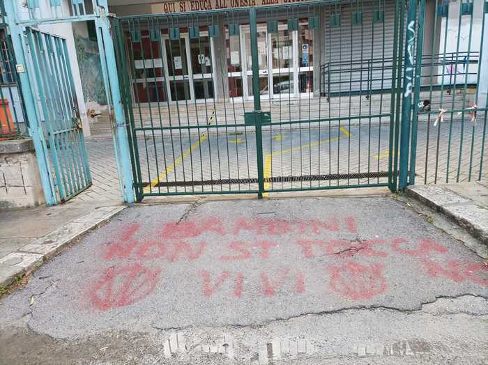 “I bambini non si toccano”, compare scritta no-vax davanti a una scuola in segno di protesta