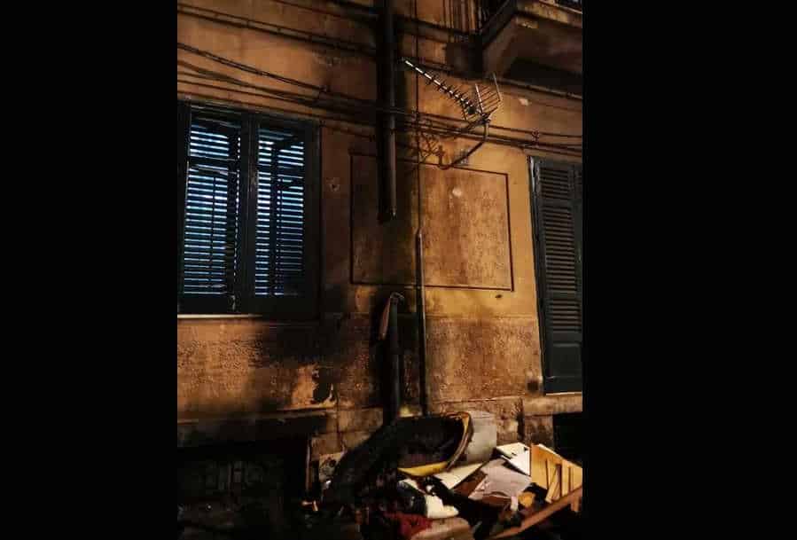 Incendio di rifiuti ingombranti in via Perez, due famiglie costrette a lasciare le proprie abitazioni